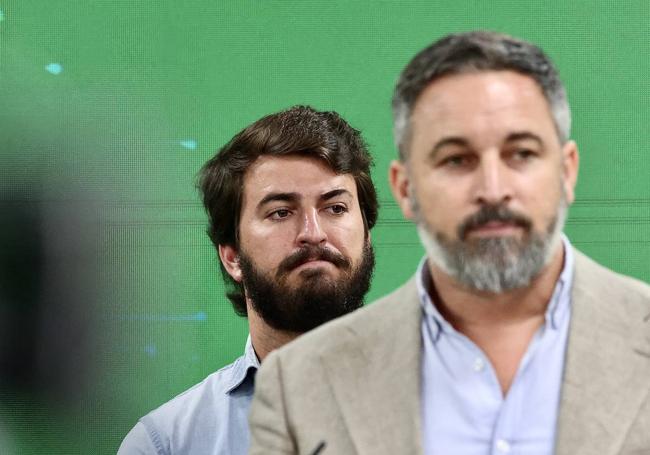 Caras serias de Abascal y García-Gallardo, en Madrid, en la intervención del candidato de Vox para analizar el escrutinio.