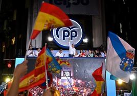 Alberto Núñez Feijóo celebra, el pasado domingo junto a la plana del PP, el resultado electoral desde la sede de Génova.