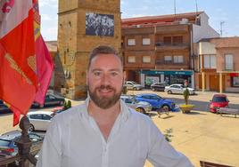 David de la Viuda con la torre de la iglesia de El salvador al fondo.