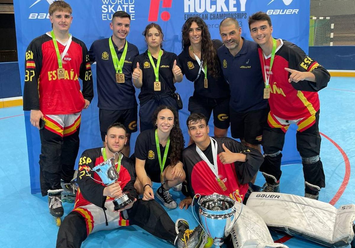 Ana Sierra, Olivia Monjas, Sonia Abón, Iker Carranza, Nico Díez y Pedro Jaime Galván posan con sus medallas.