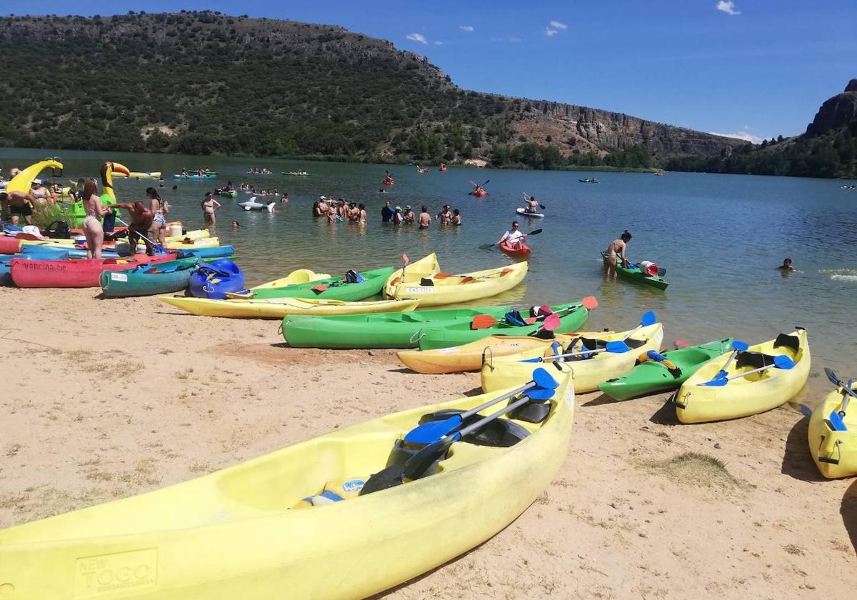 Numerosas personas disfrutan en el embalse de las Vencías, al norte de la provincia.