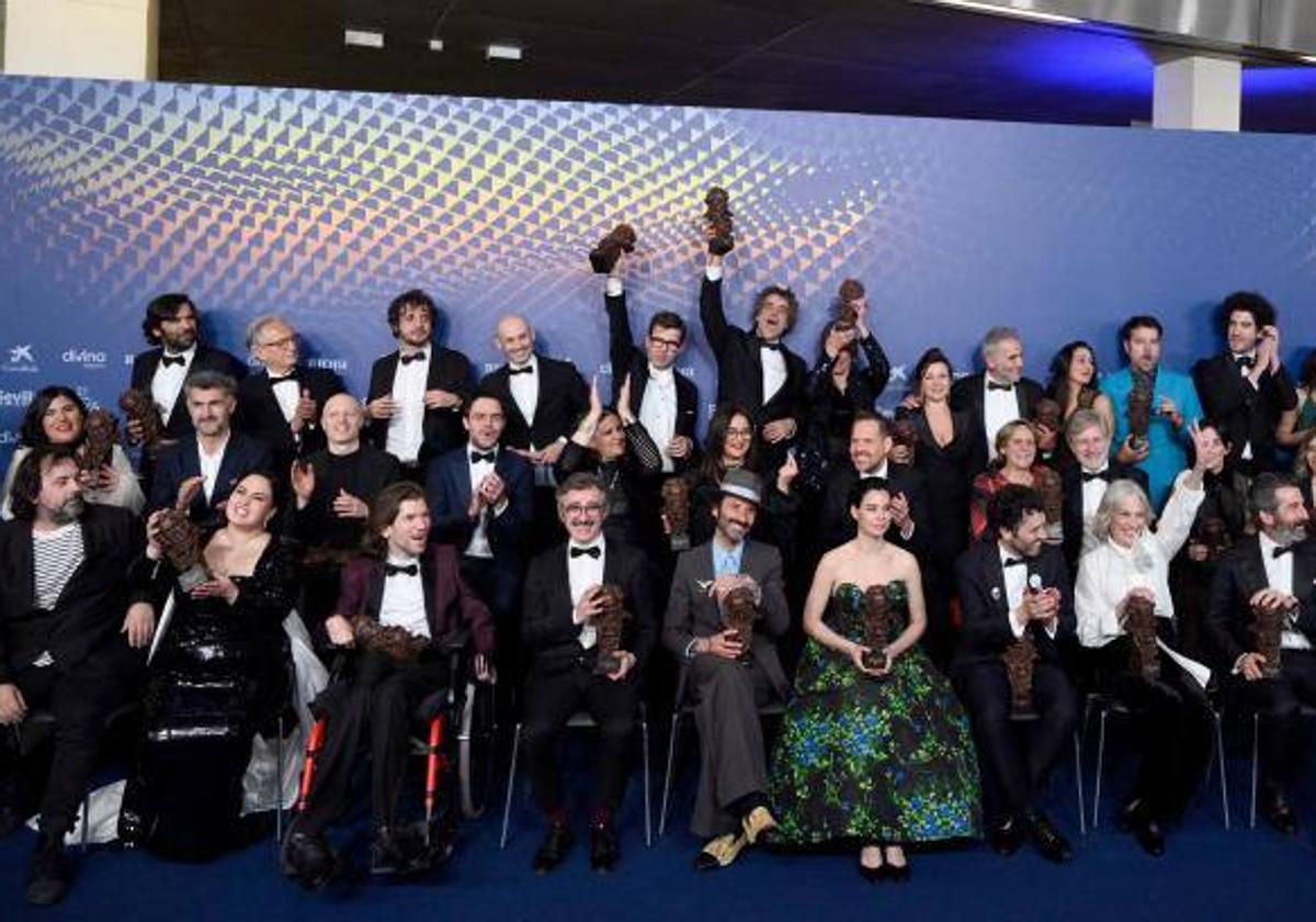 Foto de familia de todos los galardonados en la gala de este año con sus 'cabezones' tras finalizar la gala de los Goya.