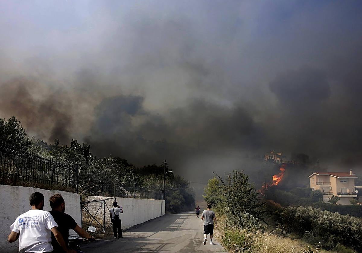 El fuego y el humo se propagan por la parte norte de la ciudad de Lamía, en Grecia.