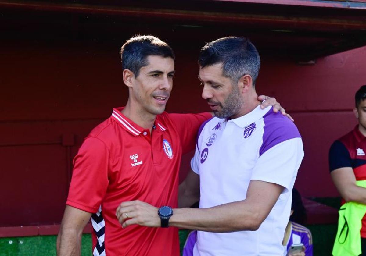 Paulo Pezzolano (derecha) saluda al entrenador del Rayo Majadahonda, Carlos Cura, antes del amistoso de este miércoles en Laguna de Duero.