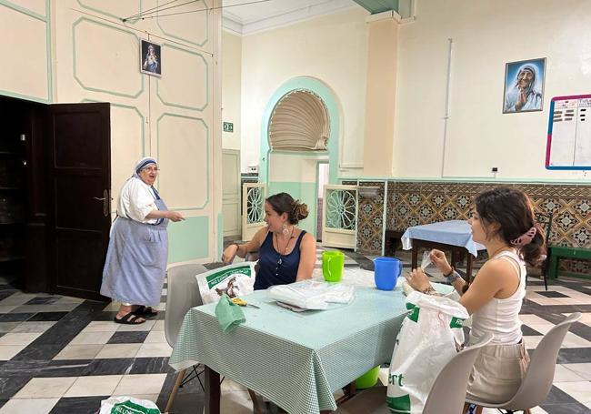 Dos jóvenes voluntarias, en el orfanato de las Misioneras de la Caridad.