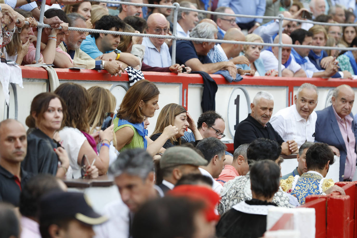 La presidenta de Cantabria, María José Sáenz de Buruaga, siguió la corrida de Santiago desde la barrera junto a su jefe de gabinete Enrique Munarriz, y la consejera de Presidencia, Isabel Urrutia, entre otros.