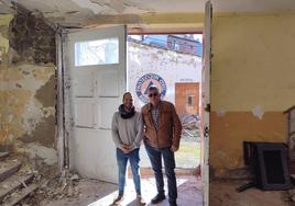 El alcalde de Barruelo, Cristian Delgado, y el concejal de Obras, Felipe García posan en la Antigua Escuela de Artes y Oficios.