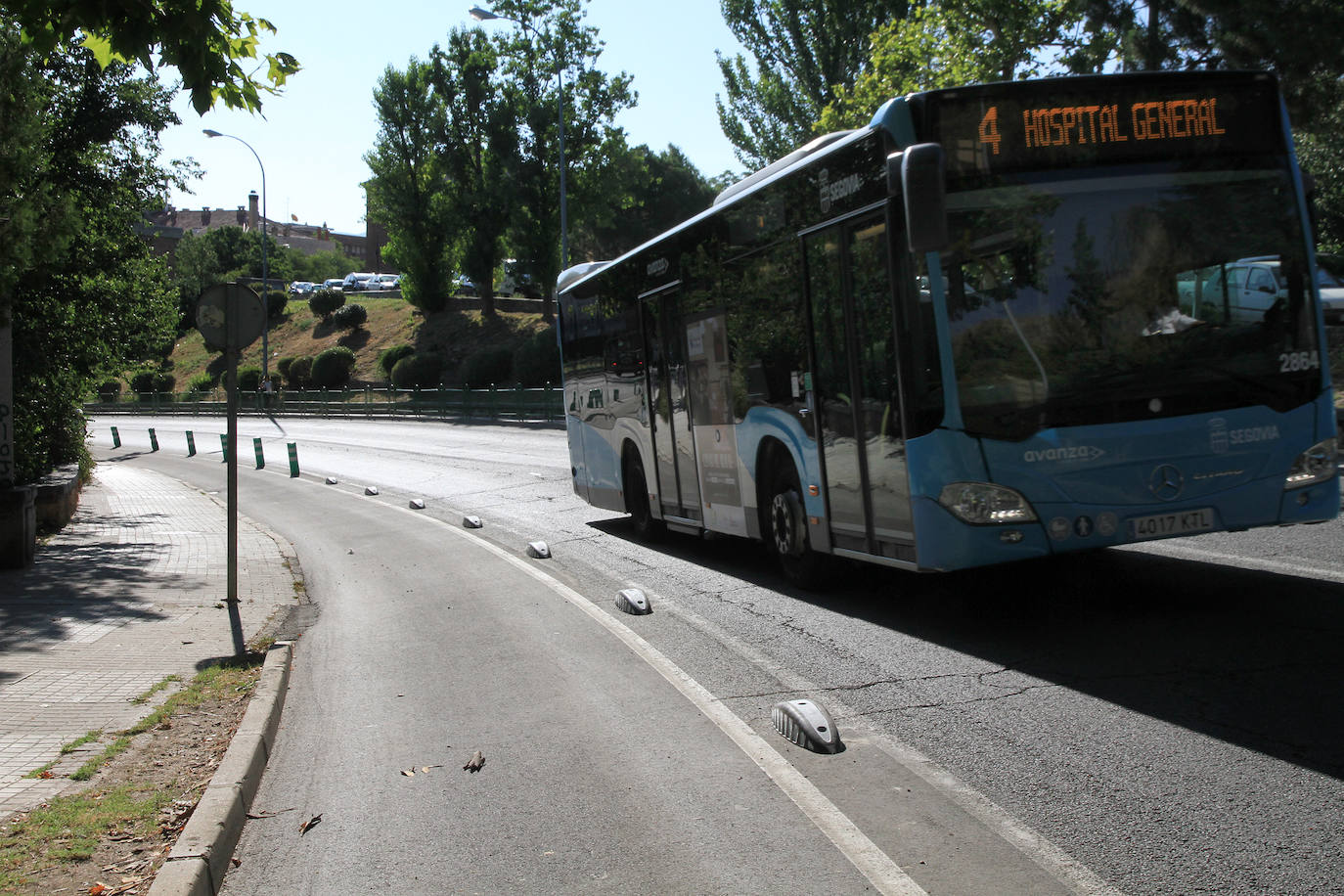 Nuevos bolardos instalados en la calle 3 de Abril, con los verdes de más tamaño en la parte inferior.