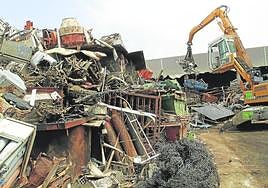 Una máquina apila la chatarra en una de las naves destinada a ello.