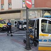 Se desvanece en la acera tras apearse de un patinete eléctrico