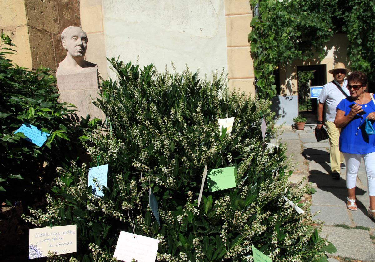 Tarjetas de felicitación, junto al busto del poeta en su Casa-Museo de Segovia.