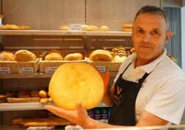 Miguel Ángel de la panadería 'A por pan' del Mercado del Val.