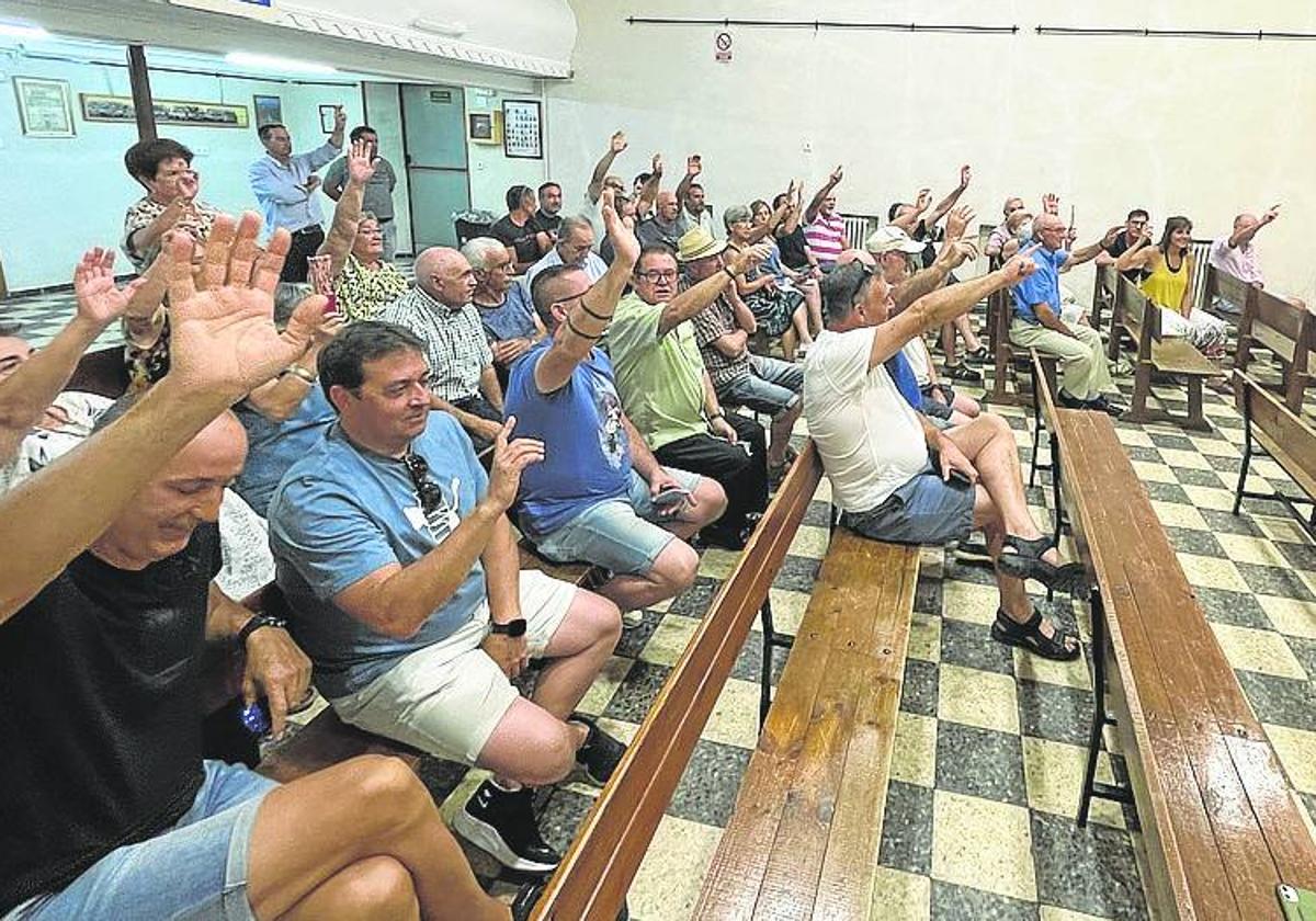 Reunión vecinal celebrada en Nava de la Asunción.