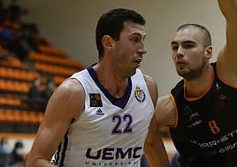 Íñigo Royo defiende a Sergio de la Fuente en un Juaristi-Real Valladolid Baloncesto.