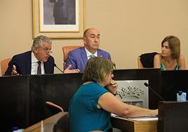 El vicepresidente primero, José María Bravo, se dirige al portavoz socialista.