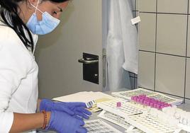 Realización de analíticas durante la pandemia en el laboratorio del Hospital General de Segovia.