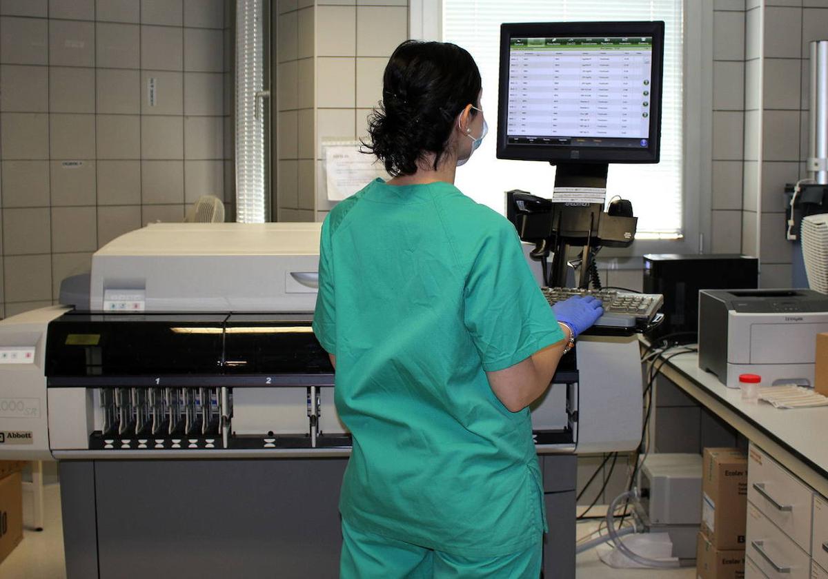 Realización de analíticas durante la pandemia en el laboratorio del Hospital General de Segovia.