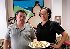 El encargado Diego Marchena y la cocinera Eva María de Blas en el establecimiento recientemente inaugurado