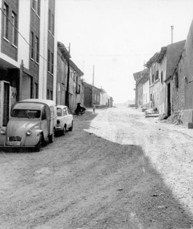 Imagen secundaria 2 - Arriba, panorámica de La Cistérniga en los años 70; abajo, la plaza y una calle sin asfaltar en esos mismos años.