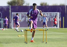 David Torres realiza un ejercicio durante un entrenamiento del Real Valladolid.