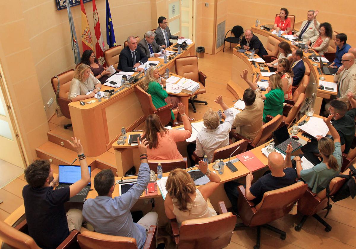 Instante de una de las votaciones celebradas este viernes en el pleno ordinario del Ayuntamiento de Segovia.