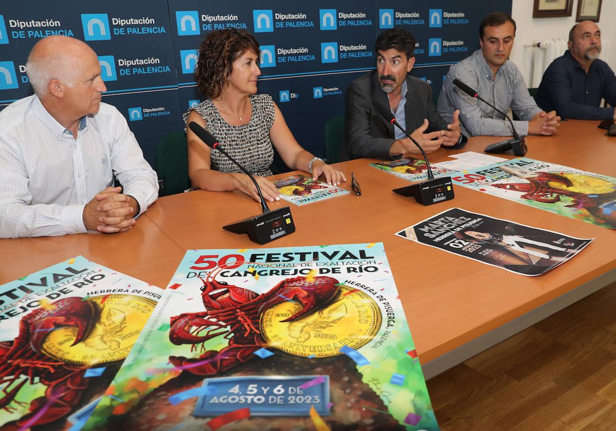 La corporación municipal en la presentación del Festival del Cangrejo.