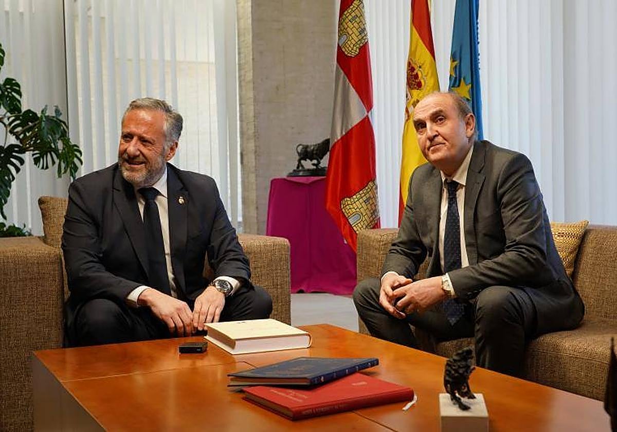 El Procurador del Común, Tomás Quintana (derecha), junto al presidente de las Cortes, Carlos Pollán, en una reunión anterior.
