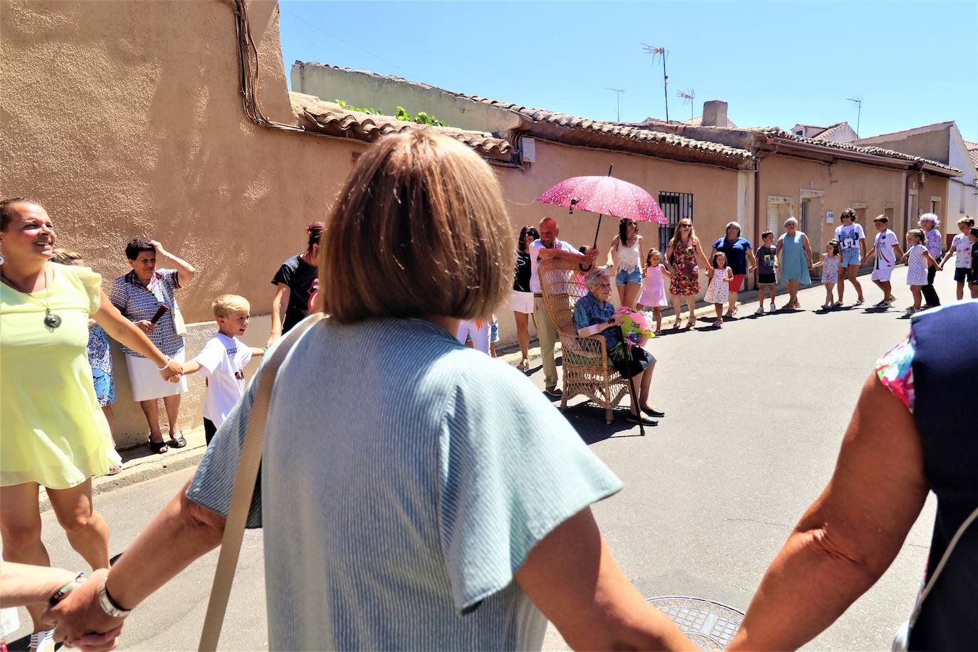 Fiesta sorpresa en Villafrechós para celebrar los 100 años de Eladia Ares