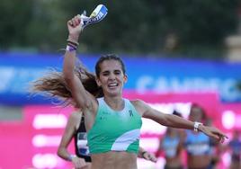 Marta García se arranca el dorsal tras cruzar la primera la línea de meta y revalidar el título de campeona de España de 5.000.