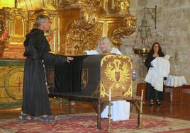 Juana I de Castilla llora sobre el féretro de Felipe I 'El Hermoso' en la iglesia de San Miguel Arcángel.