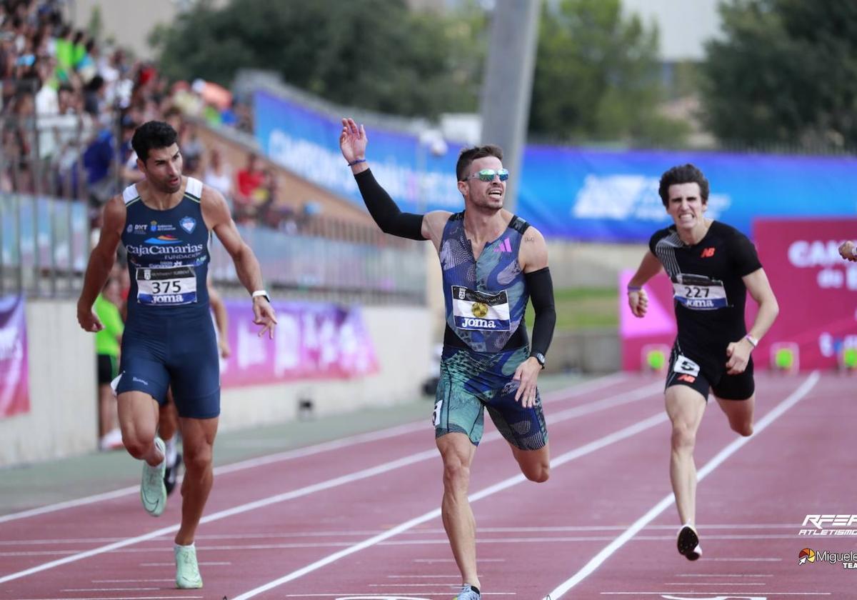 Óscar Husillos cruza el primero la línea de meta en la final de 400 del Campeonato de España en Torrent.