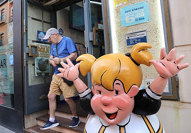 Un hombre sale de la administración.