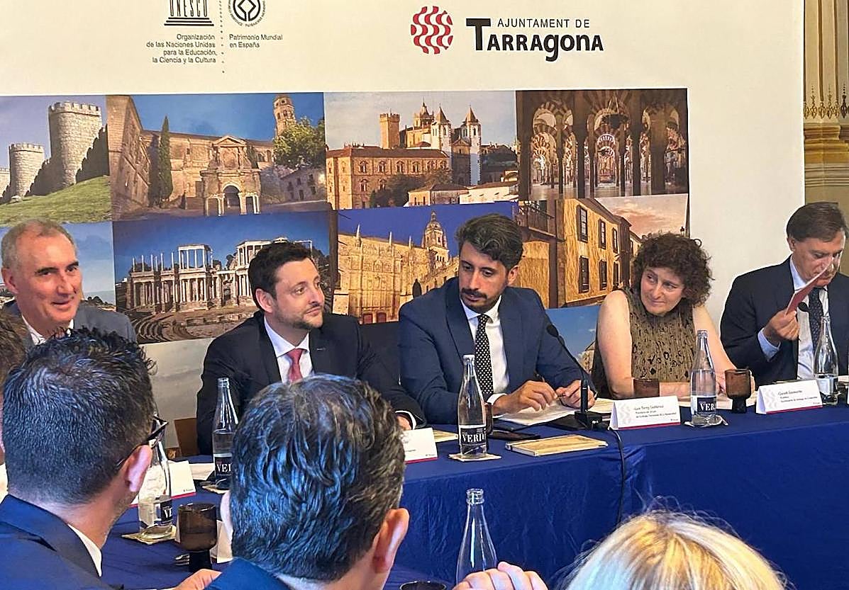 José Mazarías, alcalde de Segovia (izq.), en la reunión del Grupo de Ciudades Patrimonio de la Humanidad de este fin de semana.