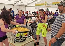 Un grupo de peñistas fotografía la paella que han cocinado.