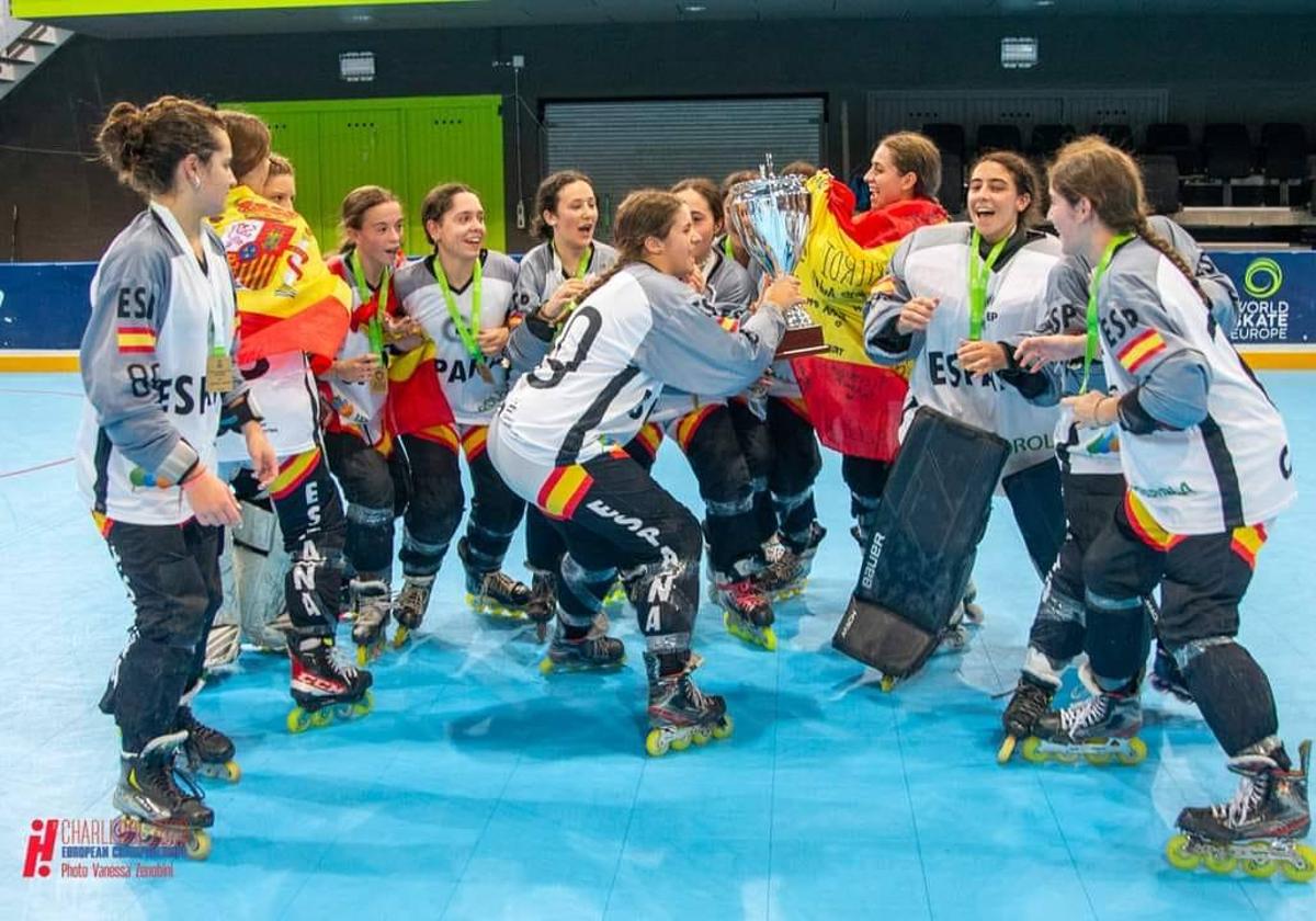 La selección femenina júnior celebra el título.