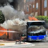 El incendio de un bus urbano provoca una humareda visible en todo Valladolid