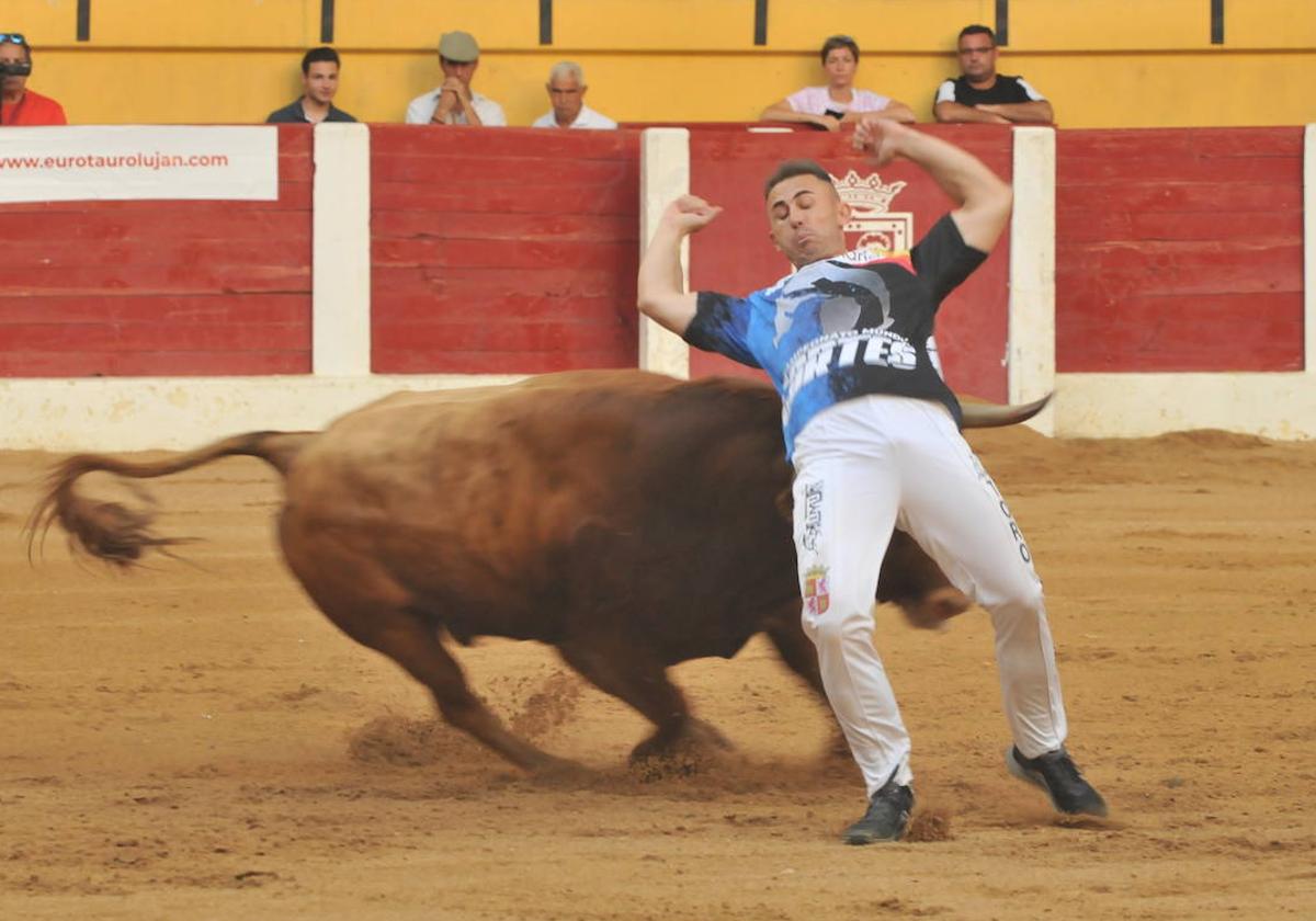 El segoviano Javier Manso 'Balotelli' hace un quiebro al toro, este domingo en Íscar.