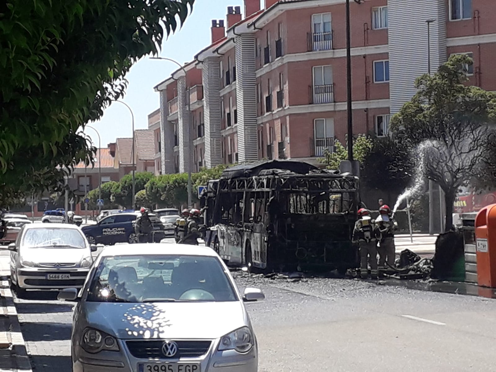 En imágenes el incendio de un bus urbano de Valladolid