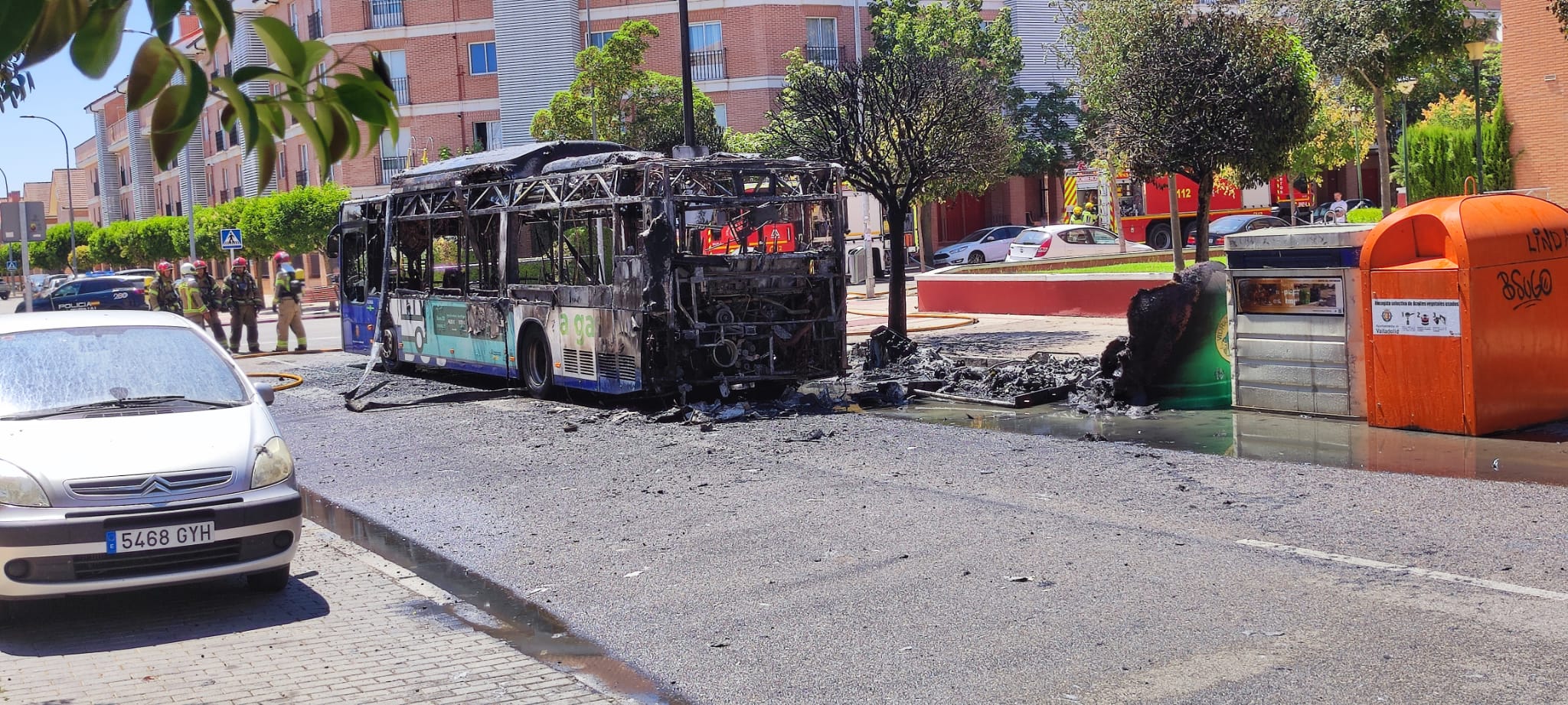 En imágenes el incendio de un bus urbano de Valladolid
