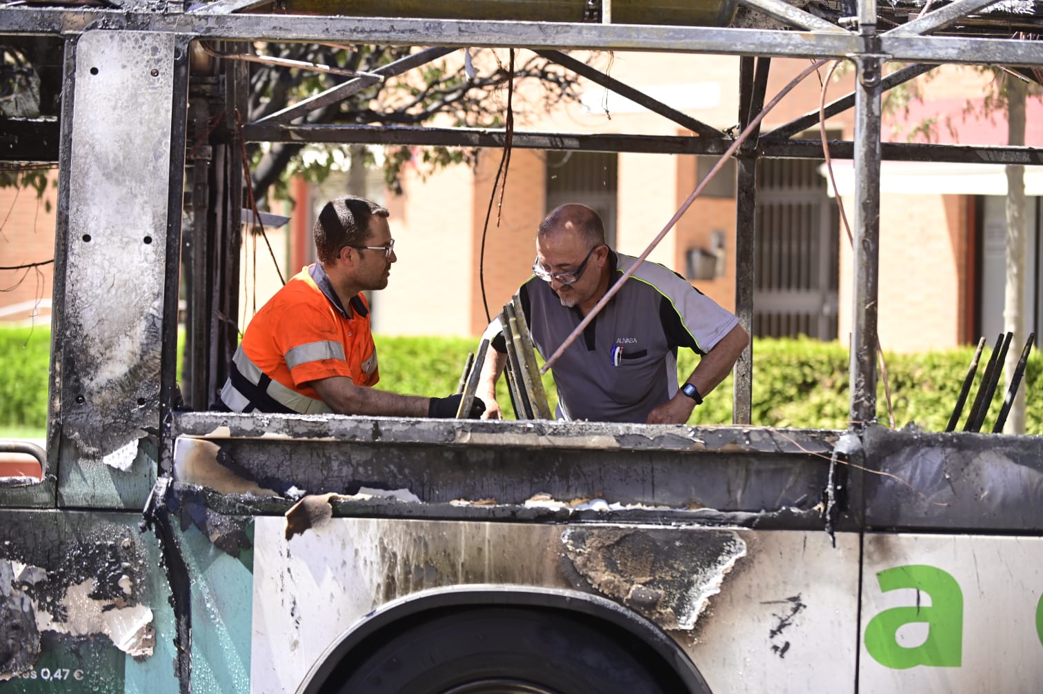 En imágenes el incendio de un bus urbano de Valladolid