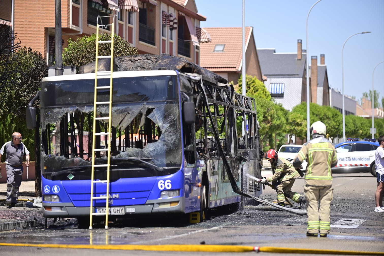 En imágenes el incendio de un bus urbano de Valladolid