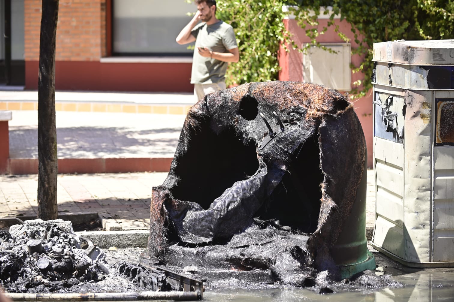En imágenes el incendio de un bus urbano de Valladolid
