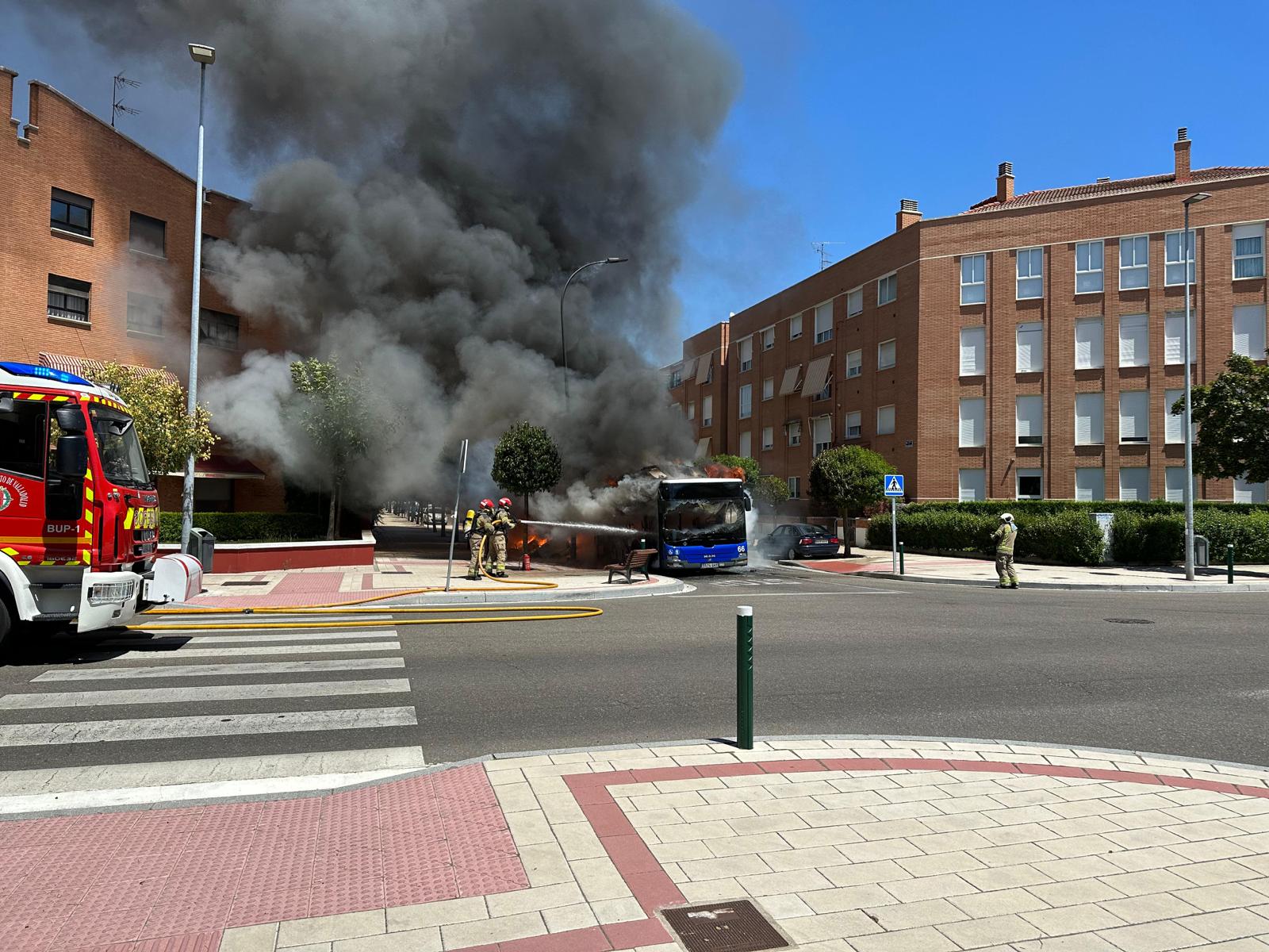 En imágenes el incendio de un bus urbano de Valladolid