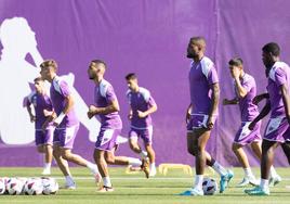 Anuar y Cyle Larin, junto al grupo, en el entrenamiento de este lunes en los Anexos.