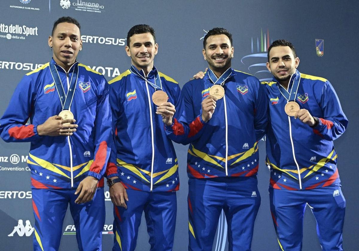 Gabriel Lugo, Rubén Limardo, Francisco Limardo y Jesús Limardo posan con la medalla de bronce en el Mundial de Milán.