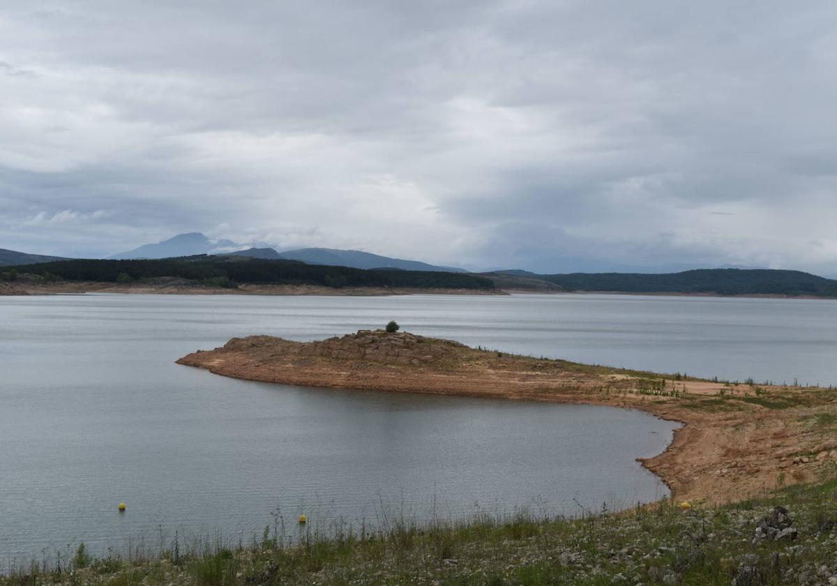 Imagen del pantano de Aguilar de Campoo durante el pasado mes de junio.