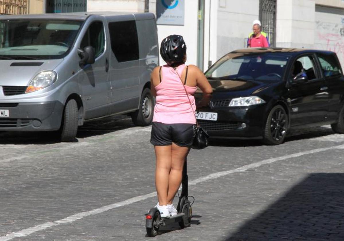 Una mujer sobre un patinete eléctrico.