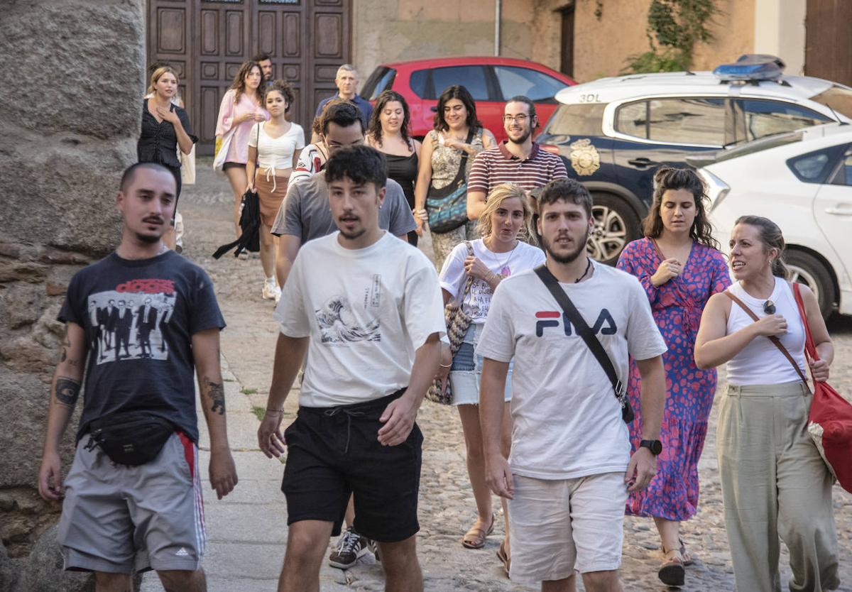 El grupo de alumnos del Curso de Pintores Pensionados de Segovia, camino a la recepción en San Quirce.