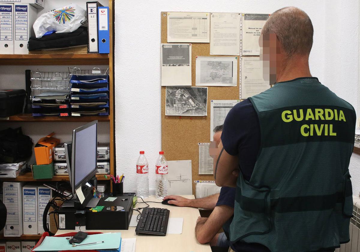 Agentes del Equipo Roca de la Guardia Civil de Segovia consultan información en un ordenador.