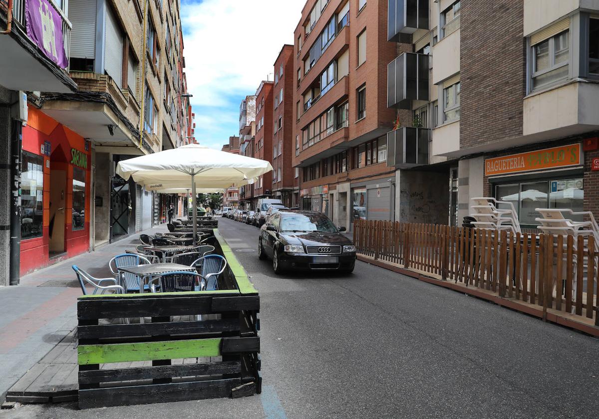 Terrazas covid instaladas en la calle Estrada de Palencia.